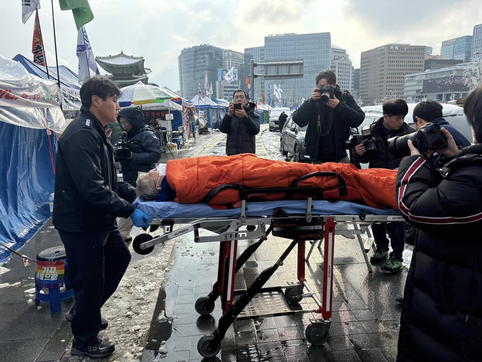 민형배 더불어민주당 의원이 18일 오전 서울 광화문 동십자각에 설치된 천막에서 윤석열 대통령 파면 촉구 단식 투쟁 중 병원으로 이송되는 모습. (출처=박수현 의원 페이스북)