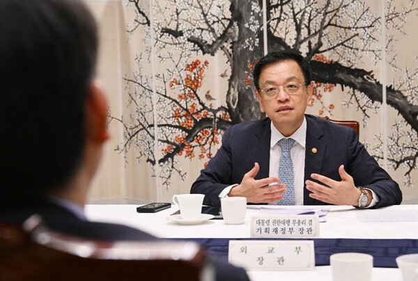 최상목 대통령 권한대행 부총리 겸 기획재정부 장관이 지난 10일 정부서울청사에서 열린 '대외경제현안간담회'를 주재하고 있다. (사진제공=기획재정부)