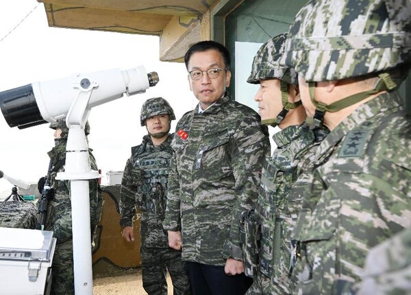 최상목 대통령 권한대행 부총리 겸 기획재정부 장관이 지난 1월 1일 서부 최전방 전선인 해병대 2사단 '돌곶이초소'를 방문해 경계 작전 설명을 듣고 있다. (사진제공=기획재정부)