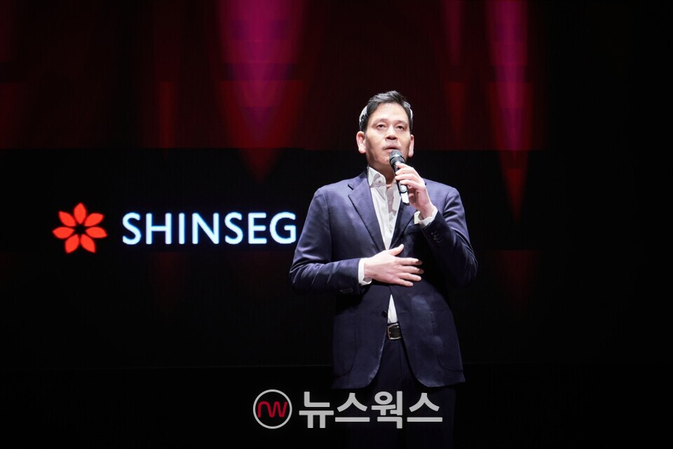 정용진 신세계그룹 회장이 2월 21일 열린 '신세계그룹 신입사원 수료식'에서 그룹의 경영 이념을 설명하고 있다. (사진제공=신세계그룹)