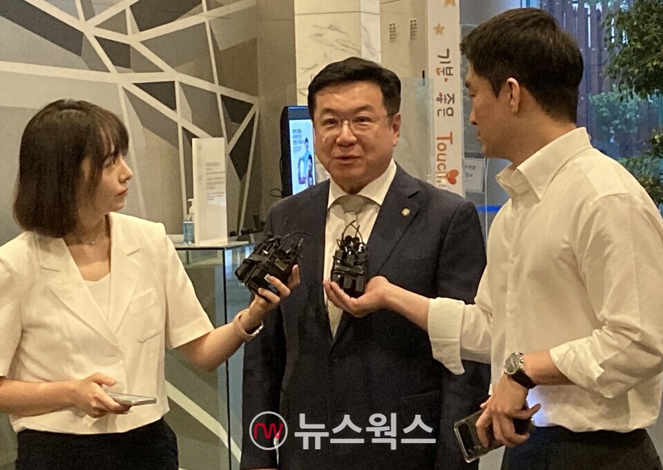 이찬희 삼성준법감시위원회 위원장이 18일 2차 임시회의에 앞서 취재진의 질문에 답변하고 있다. (사진=정은지 기자)