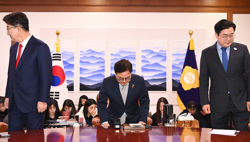 우원식(가운데) 국회의장과 권성동(왼쪽) 국민의힘 원내대표, 박찬대 더불어민주당 원내대표가 18일 오전 서울 여의도 국회에서 가진 회동에서 기념촬영을 마친뒤 자리로 향하고 있다. (사진=뉴스1)