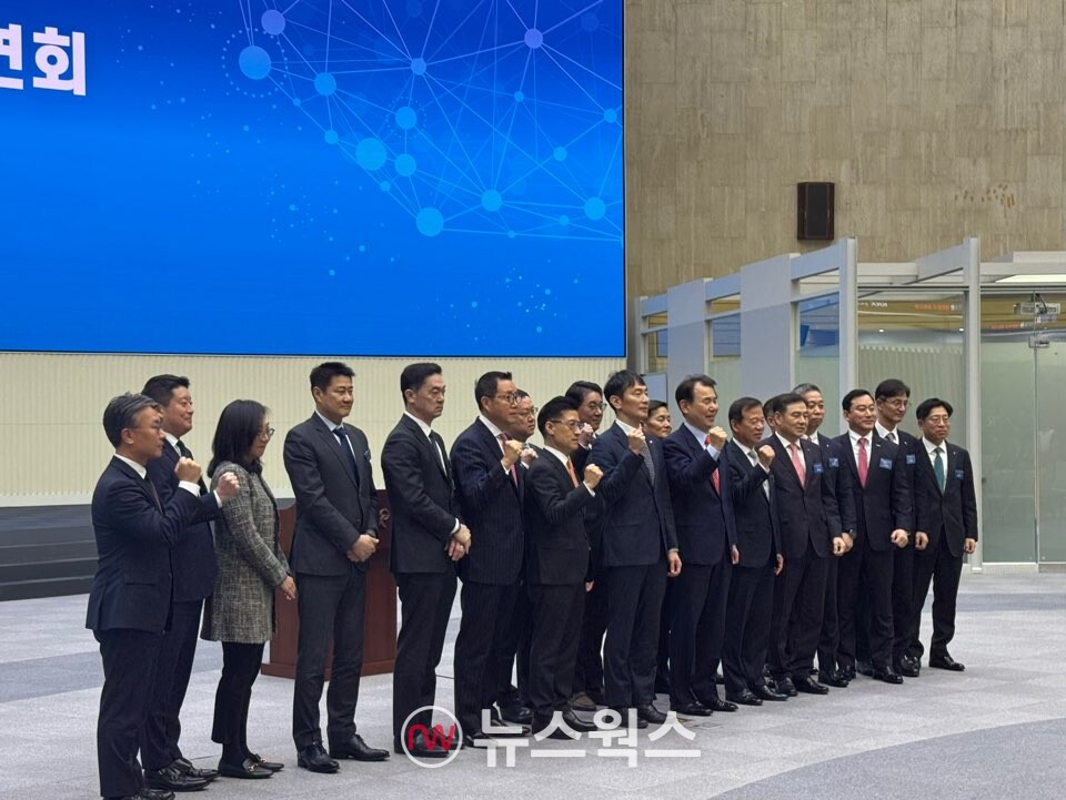 이복현 금융감독원장과 정은보 한국거래소 이사장, 국내 증권사 대표들이 19일 거래소 서울사옥에서 열린 '공매도 전산시스템 구축 시연회'에서 기념촬영을 하고 있다. (사진=진은영 기자)