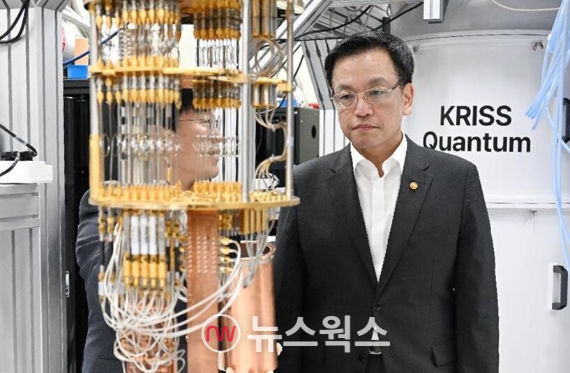 최상목 대통령 권한대행 부총리 겸 기획재정부 장관이 지난 12일 대전 한국표준과학연구원 시간주파수 연구실을 방문해 원자시계 시설 설명을 듣고 있다. (사진제공=기획재정부)