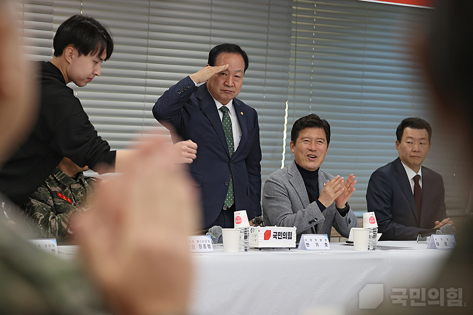 지난해 11월 21일 한기호 당시 국회 국방위원회 위원장이 동료 의원들과 경기 김포시 소재 해병대를 찾아 초급 간부 및 군 가족들과 간담회를 열었다. 경례하는 한 의원의 모습이 인상적이다. (사진제공=국민의힘)