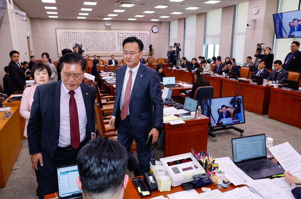 유상범 국민의힘 간사와 송석준·조배숙 의원이 19일 오후 서울 여의도 국회에서 열린 제423회 국회(임시회) 법제사법위원회 제2차 전체회의에서 김건희 특검법(윤석열 대통령 배우자 김건희의 주가조작 사건 등의 진상규명을 위한 특별검사 수사요구안) 의결에 반대하며 퇴장하고 있다. (사진=뉴스1)