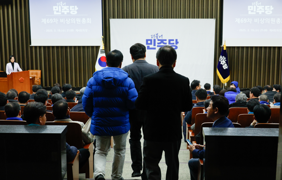 박찬대 더불어민주당 원내대표가 19일 저녁 서울 여의도 국회에서 비공개로 열린 비상의원총회에 입장하고 있다. (사진=뉴스1)