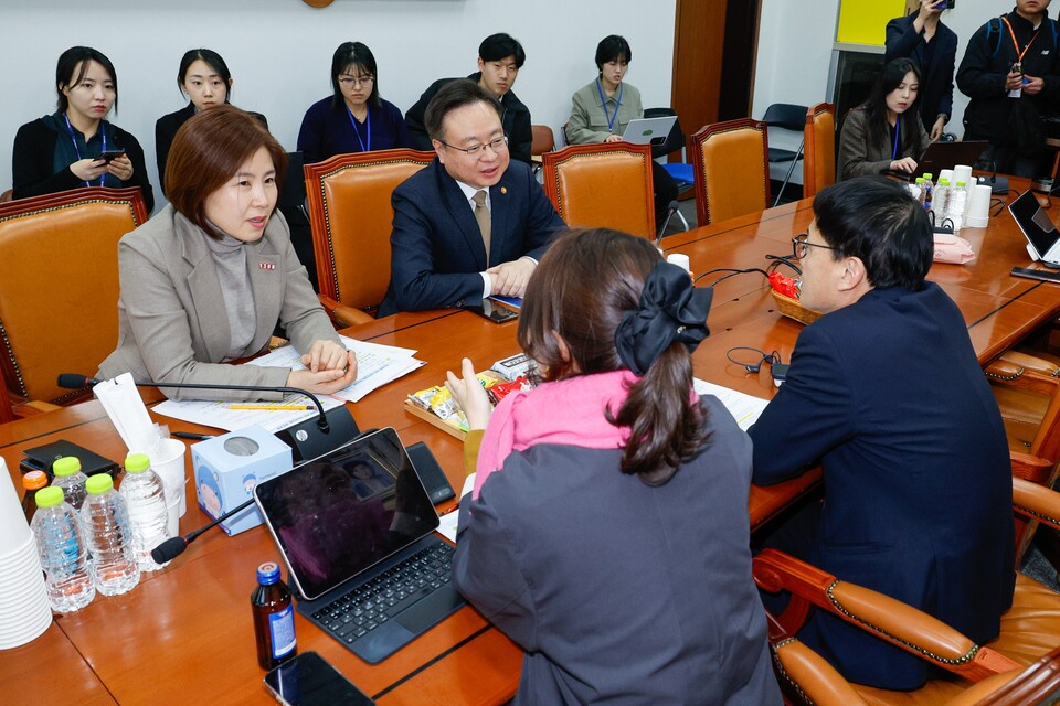 박주민 국회 보건복지위원장이 19일 오후 서울 여의도 국회에서 김미애 국민의힘, 강선우 더불어민주당 간사, 조규홍 보건복지부 장관과 모수개혁안 처리 문제를 논의하고 있다. (사진=뉴스1)