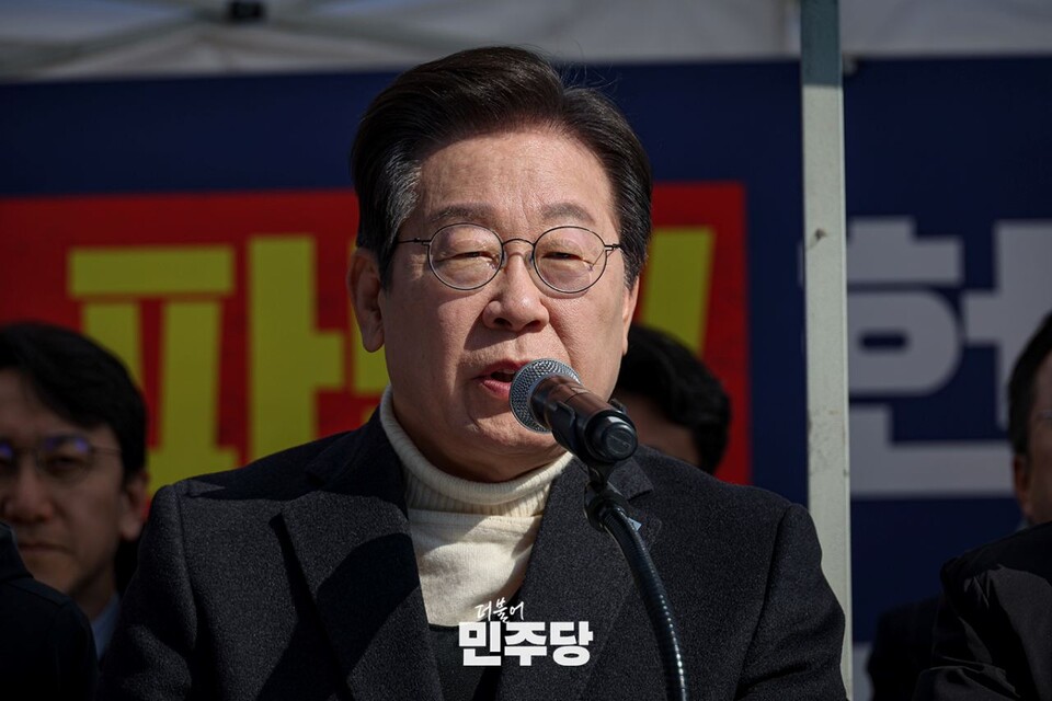 이재명 민주당 대표가 지난 19일 서울 종로구 광화문 인근 더불어민주당 천막농성장에서 열린 현장최고위원회의에서 발언하고 있다. (사진제공=민주당)