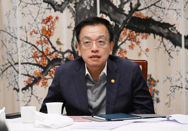 최상목 대통령 권한대행 부총리 겸 기획재정부 장관이 지난 14일 정부서울청사에서 열린 '거시경제·금융현안 간담회'를 주재하고 있다. (사진제공=기획재정부)