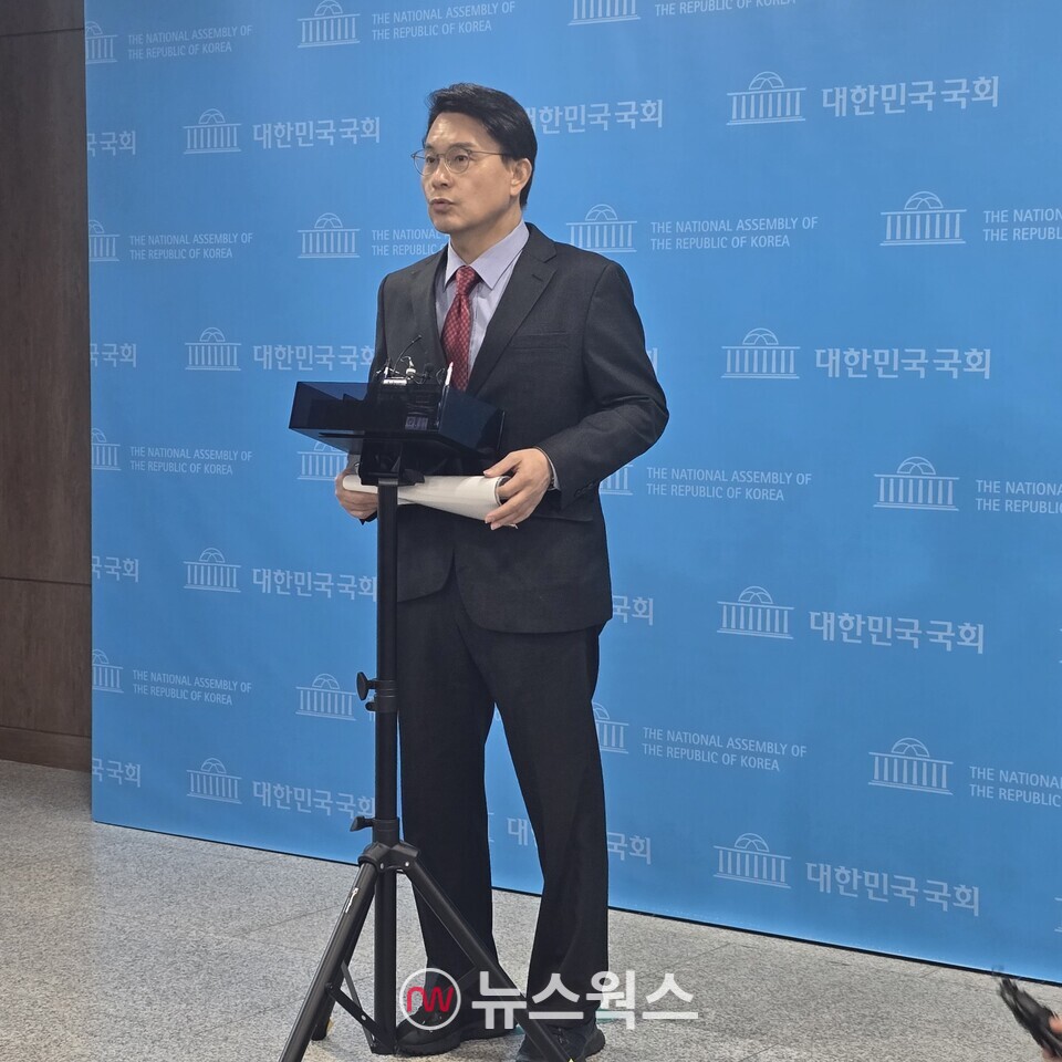 윤상현 국민의힘 의원이 지난 19일 국회소통관 기자회견 직후 백브리핑 장소에서 "사실상 이번주말 탄핵심판 선고는 물건너갔고, 26일 이재명 재판 결과 이후에나 윤통 탄핵심판 선고될 것"이라고 주장했다. (사진=원성훈 기자)