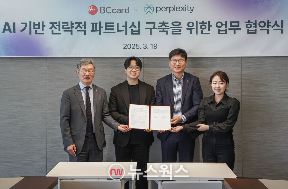 최원석(왼쪽부터) BC카드 대표, 준 모리타(June Morita) 퍼플렉시티 아태지역 부사장, 조명식 BC카드 상무, 황유라 퍼플렉시티 아태지역 파트너십장이 지난 19일 서울 중구 BC카드 사옥에서 'AI 기반 전략적 파트너십 구축 위한 업무협약'을 체결한 뒤 기념촬영을 하고 있다. (사진제공=BC카드)