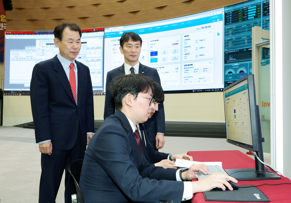 정은보(왼쪽) 한국거래소 이사장과 이복현 금융감독원장이 모의 데이터를 이용한 불법공매도 적출 시연을 지켜보고 있다. (사진제공=한국거래소)