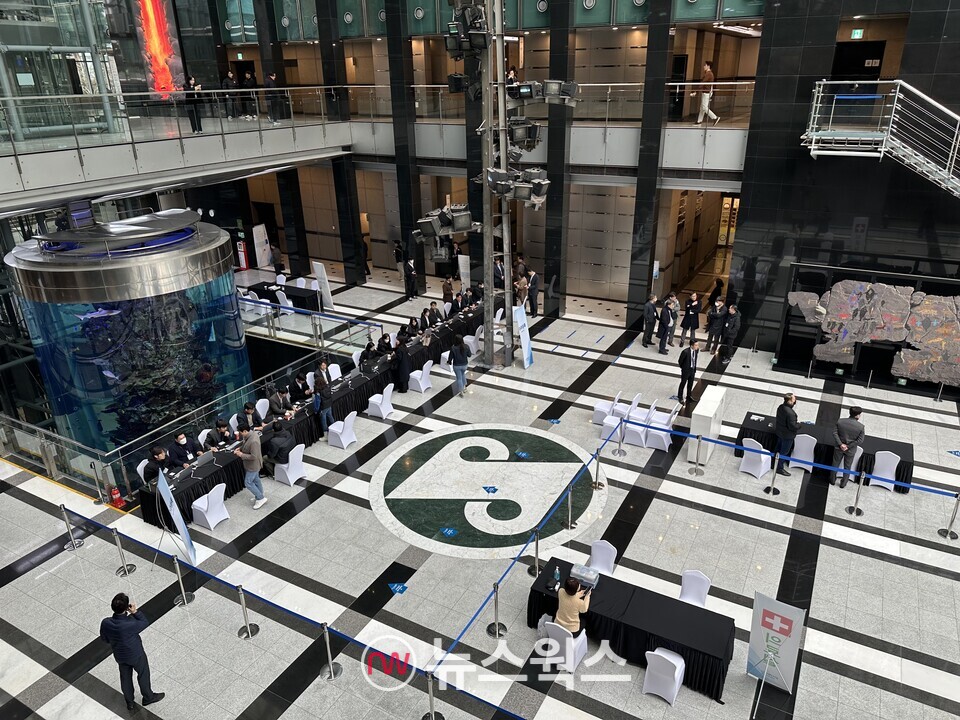 포스코센터 1층 로비에 마련된 주주 등록 장소에서 주주 명부 확인 절차가 진행되고 있다. (사진=정현준 기자)