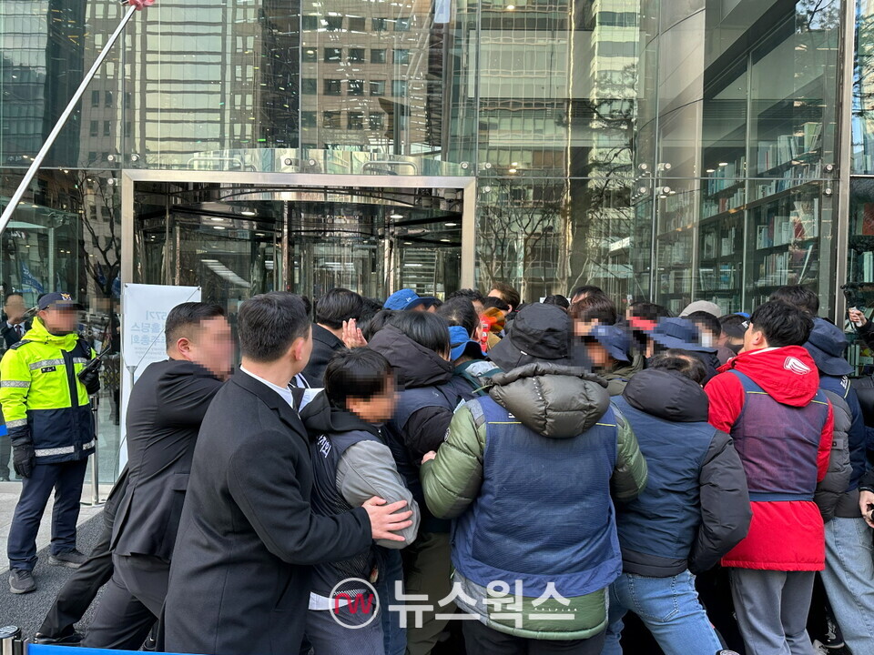 20일 오전 서울 강남구 포스코센터에서 조합원들과 안전요원들 간의 몸싸움이 벌어지고 있다. (사진=정현준 기자)