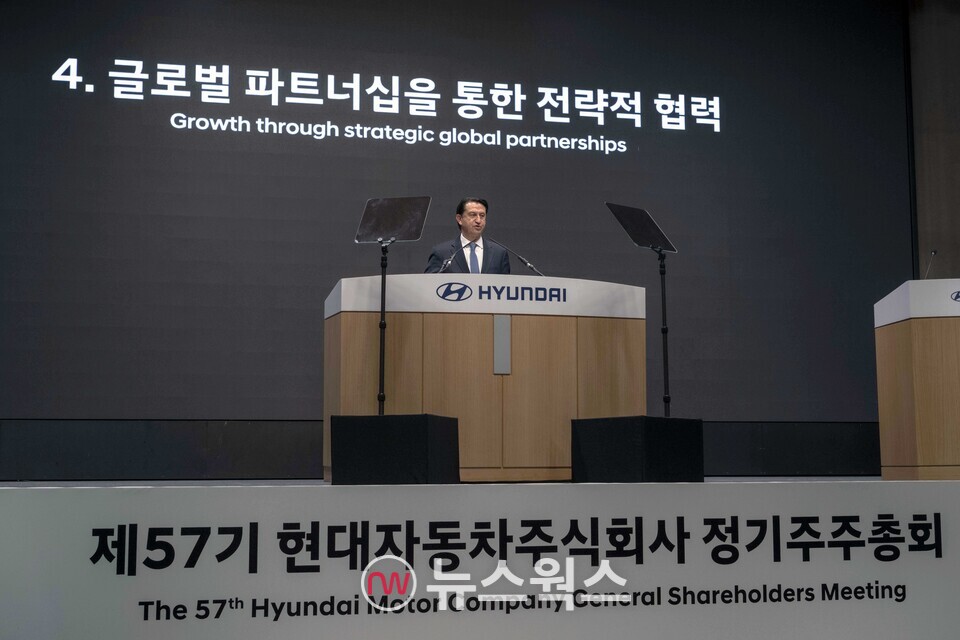 호세 무뇨스 현대차 사장이 정기 주총에서 글로벌 파트너십을 통한 전략적 협력 계획을 설명하고 있다. (사진제공=현대차)