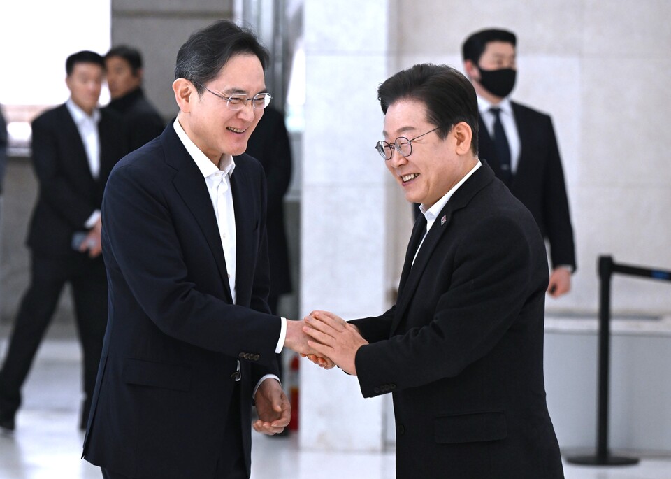 이재용(왼쪽) 삼성전자 회장과 이재명 더불어민주당 대표가 20일 오전 서울 강남구 SSAFY에서 열린 청년 취업 지원을 위한 현장 간담회에 앞서 인사하고 있다. (사진=뉴스1)