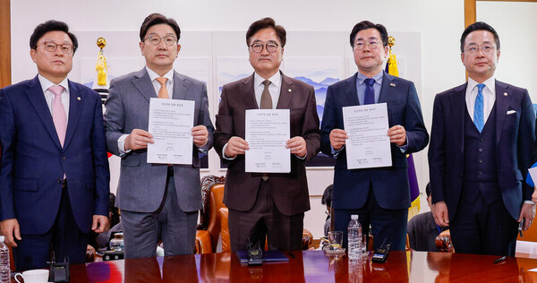 우원식 국회의장과 여야 원내대표가 20일 서울 여의도 국회에서 연금개혁 관련 여야 합의문을 들어 보이고 있다. 왼쪽부터 국민의힘 박형수 원내수석부대표, 권성동 원내대표, 우 의장, 더불어민주당 박찬대 원내대표, 박성준 원내수석부대표.(사진=뉴스1)