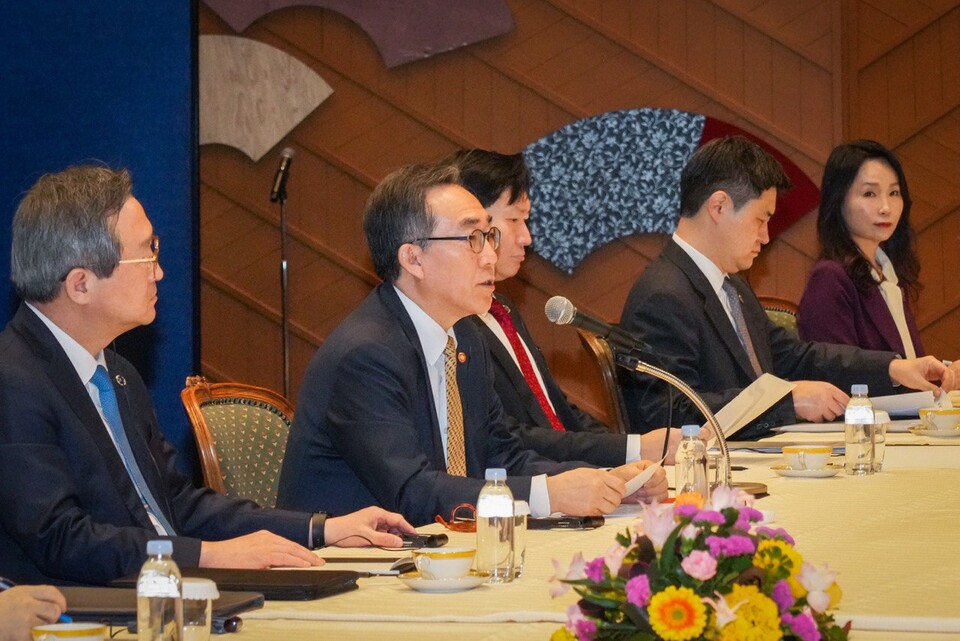 조태열 외교부 장관은 21일 왕이 중국 공산당 중앙외사판공실 주임 겸 외교부장과 회담을 갖고 주요 현안에 대해 논의하고 있다. (사진제공=외교부)