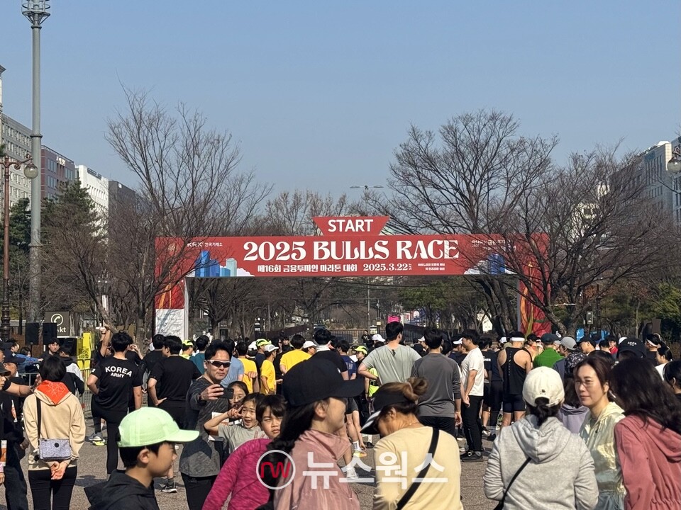 22일 서울 영등포구 여의도공원 문화의 마당에서 열린 '제16회 금융투자인 마라톤대회(Bulls race)'에서 참가자들이 스타트라인에서 준비하고 있다. (사진=진은영 기자)