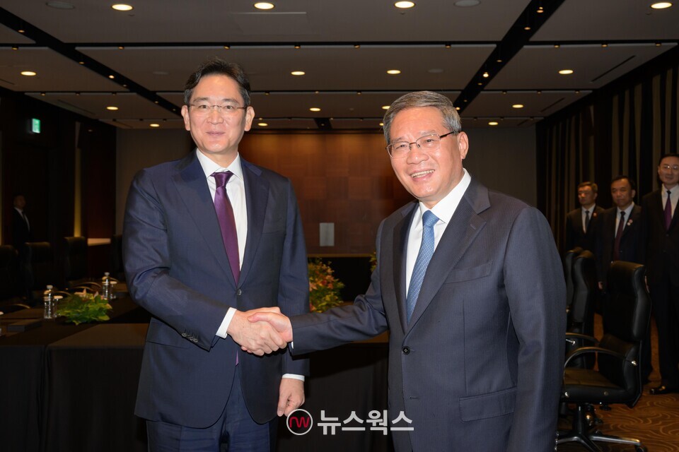 지난해 5월 26일 서울 신라호텔에서 이재용 삼성전자 회장과 리창 중국 총리가 면담에 앞서 악수를 나누고 있다. (사진제공=삼성전자)