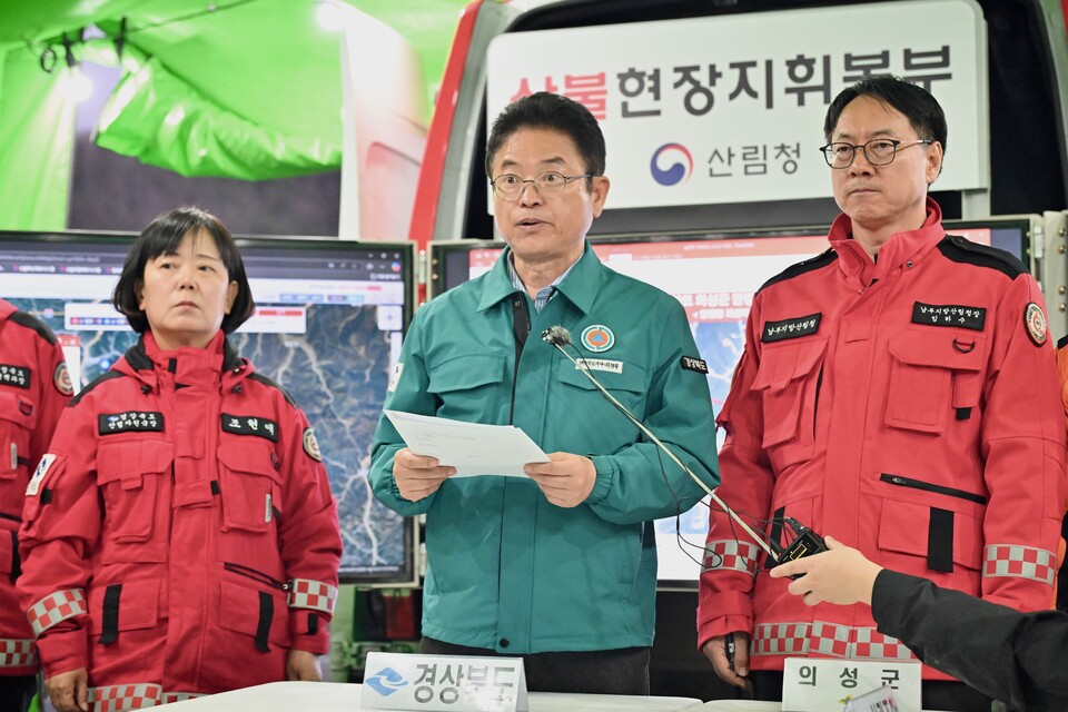 이철우(오른쪽 두 번째) 경북도지사가 22일 발생한 의성 산불이 산불 3단계가 발령된 가운데 의성군 안평면사무소에 마련된 현장지휘대책본부에서 상황판단회의를 주재하고 있다. (사진제공=경북도)