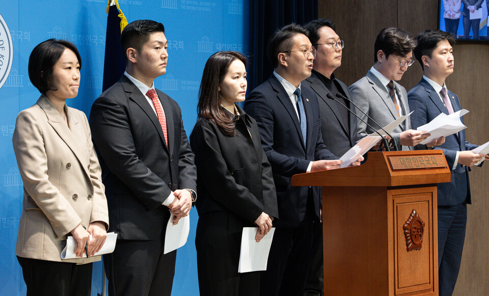 전용기 더불어민주당 의원을 비롯한 의원들이 23일 오전 서울 여의도 국회 소통관에서 '더 나은 연금개혁을 요구하는 국회의원' 긴급 기자회견을 하고 있다. (사진=뉴스1)