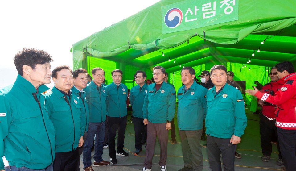 23일 오전 박성만 의장을 비롯한 경북도의회 의장단·상임위원장들이 의성 산불 피해 현장을 긴급 방문해 진화 상황을 살피고 있다. 