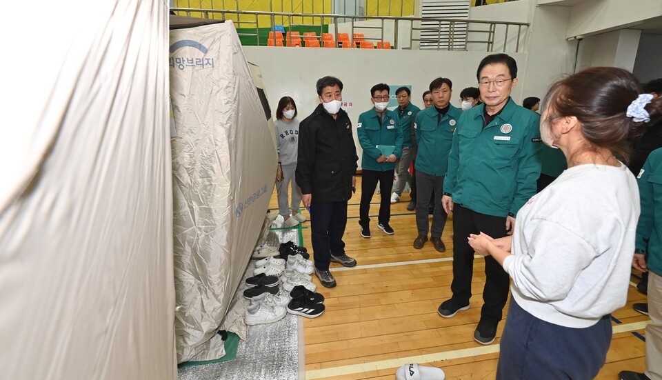 임종식 경북교육감이 의성실내체육관 등 대피시설 현장을 찾아 이재민을 위로하고 있다. (사진제공=경북교육청)