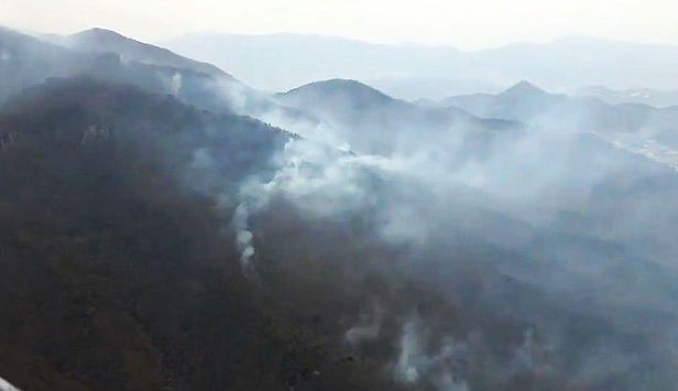 24일 사흘째 지속되는 울산 울주 대형 산불이 봄철 강풍 등의 이유로 진화율 70% 수준을 맴돌며 진화에 난항을 겪고 있다. (사진=뉴스1)