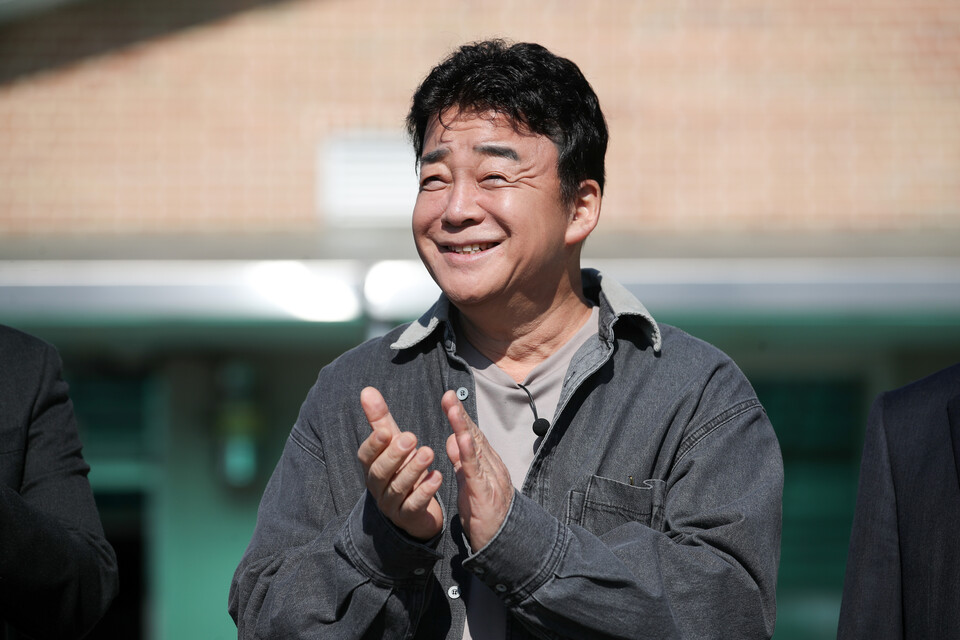 백종원 더본코리아 대표가 지난해 11월 7일 경기도의 한 군 부대에서 열린 더본코리아 특식제공 행사에 참여해 박수를 치고 있다. (사진=뉴스1)