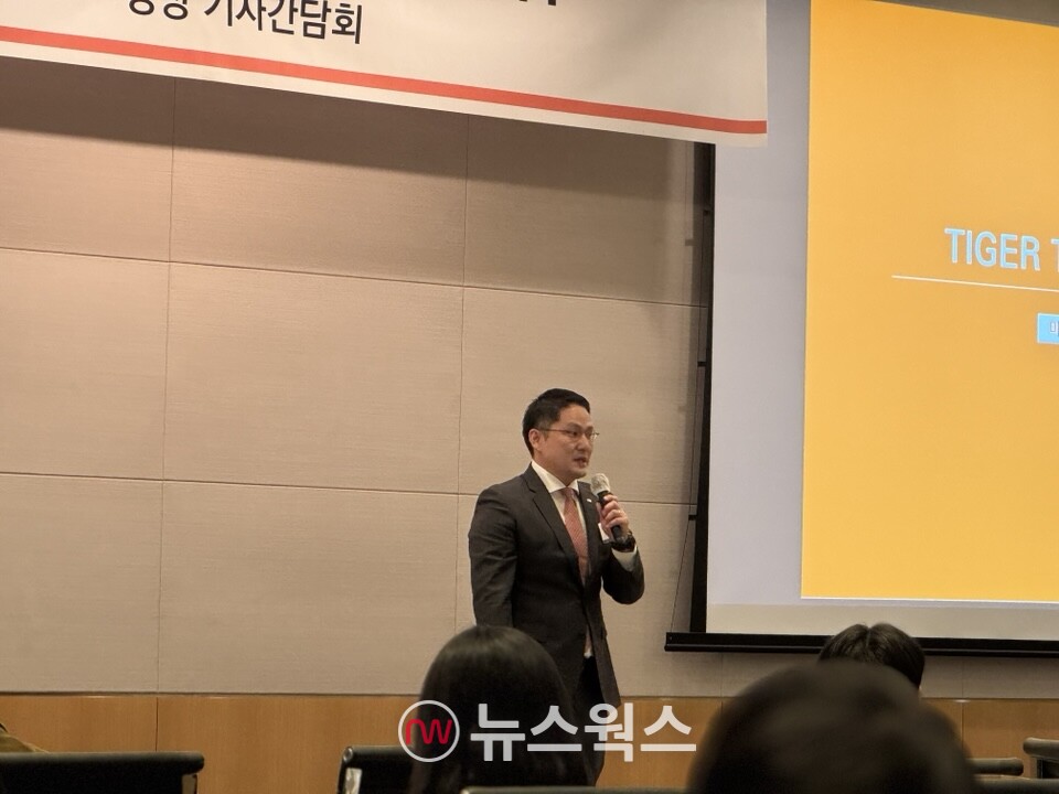 24일 서울 여의도 FKI컨퍼런스센터에서 열린 'TIGER ETF 기자간담회'에서 윤병호 미래에셋자산운용 전략ETF운용본부장이 신규 출시 예정인 'TIGER TDF2045 ETF'를 소개하고 있다. (사진=진은영 기자)