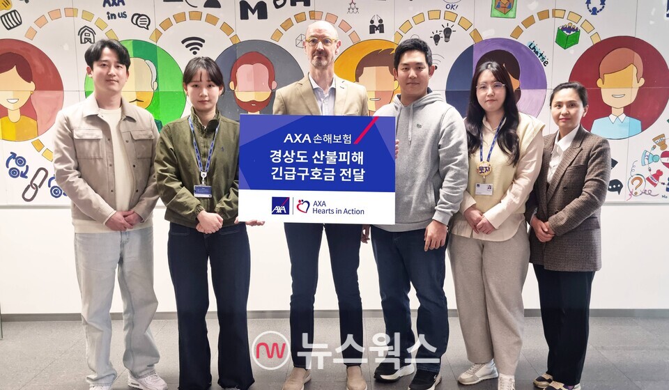 한스 브랑켄(왼쪽에서 세번째) AXA손해보험 대표가 25일 희망브리지 전국재해구호협회에 1차 긴급구호금 1000만원을 전달하고 관계자들과 기념 촬영을 하고 있다. (사진제공=AXA손해보험)