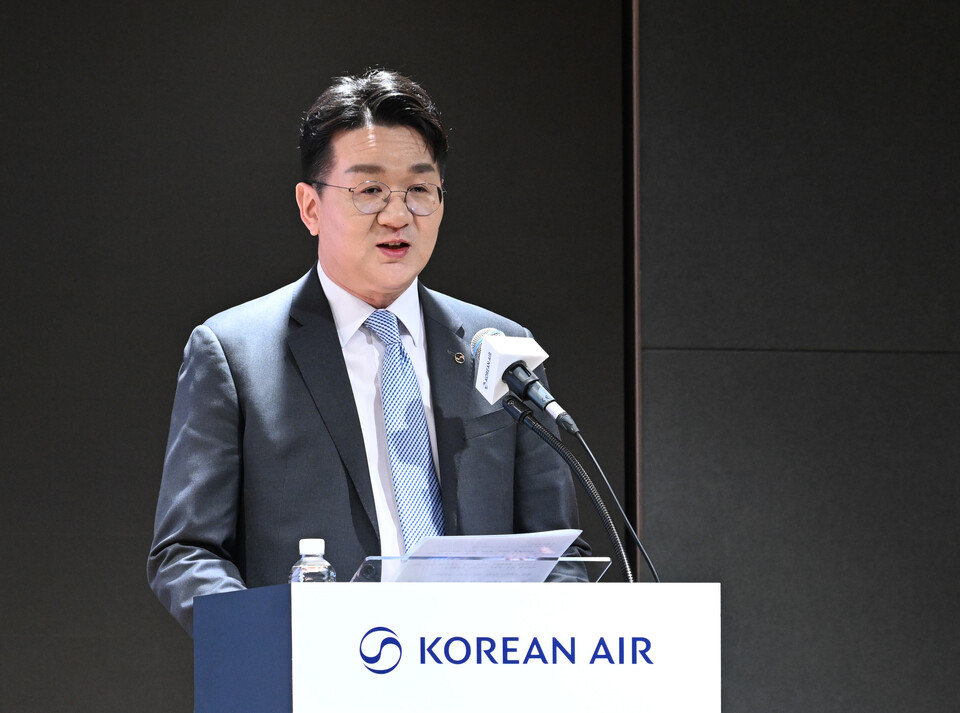 조원태 한진그룹 회장이 지난 11일 서울 강서구 대한항공 본사에서 열린 신규 CI 공개 기자간담회에서 취재진의 질문에 답하고 있다. (사진=뉴스1)
