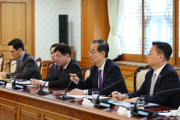 한덕수 대통령 권한대행 국무총리가 25일 정부서울청사에서 열린 통상관계장관회의를 주재하고 있다. (사진제공=국무조정실)