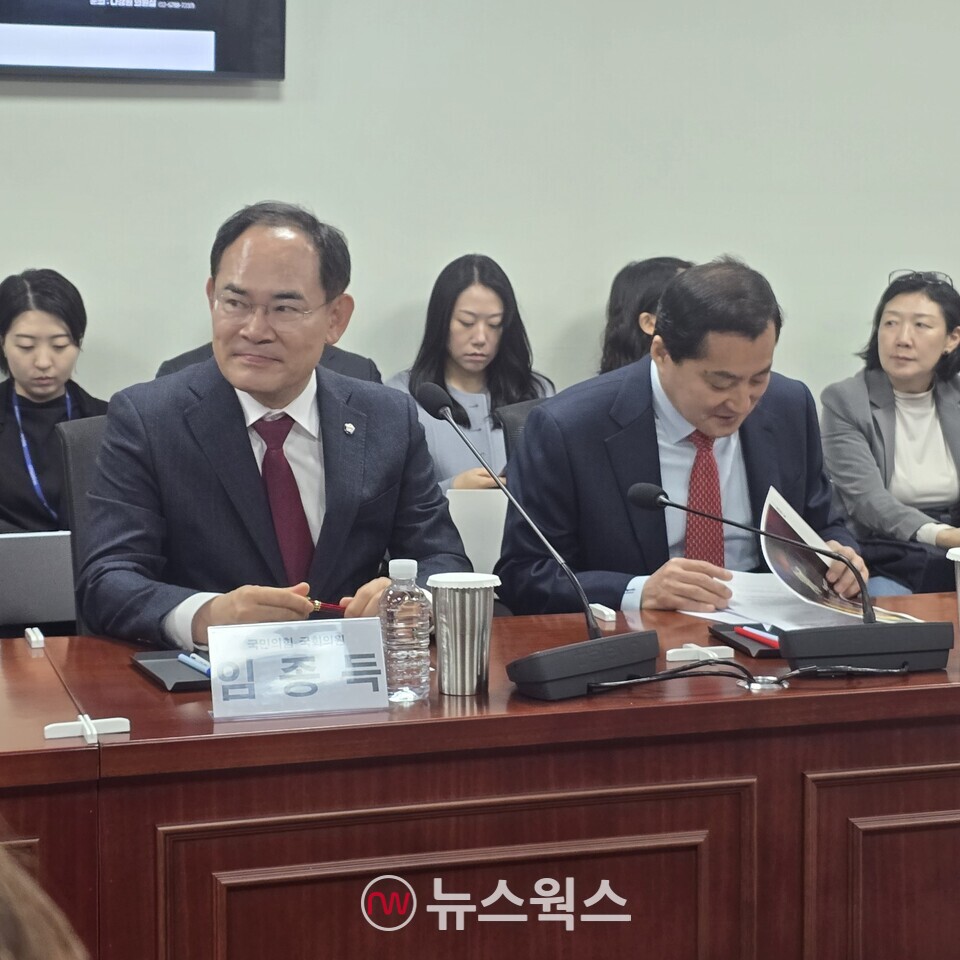 25일 국회에서 열린 '중국의 서해공정 긴급대응 국회토론회'에 참석한 임종득(왼쪽) 국민의힘 의원과 박대출 국민의힘 의원. (사진=원성훈 기자)