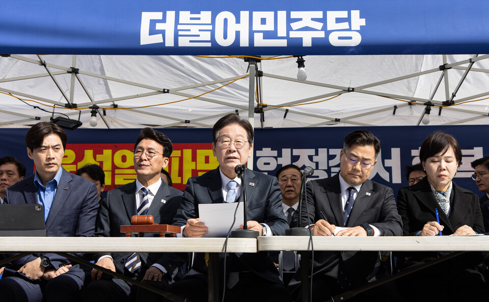 이재명 더불어민주당 대표가 26일 오전 서울 종로구 광화문 앞 민주당 천막당사에서 열린 최고위원회의에서 발언을 하고 있다. (사진=뉴스1)