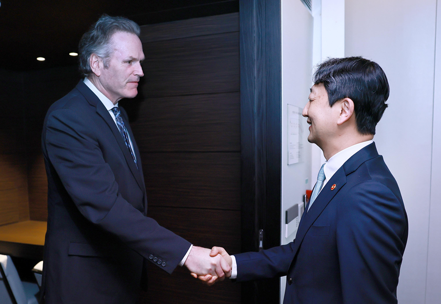 마이크 던리비 미국 알래스카 주지사(왼쪽)가 25일 주한미국상공회의소에서 안덕근 산업통상자원부 장관과 만나 알래스카 LNG 프로젝트 협력 방안을 논의하고 있다. (사진=뉴스1)