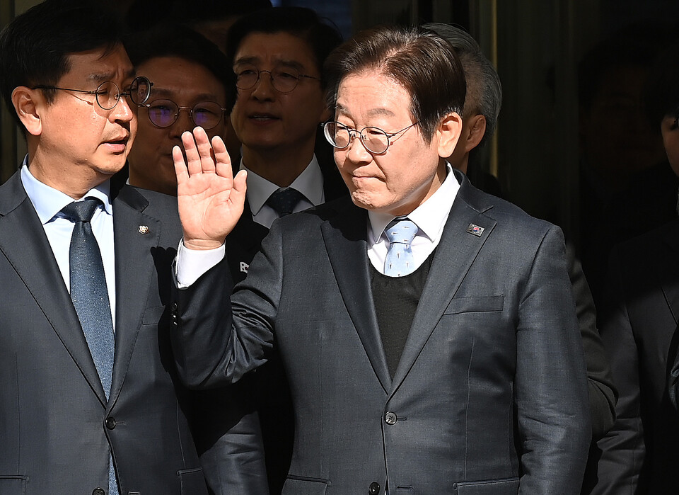 공직선거법 위반 항소심에서 무죄를 선고받은 이재명 더불어민주당 대표가 26일 오후 서울 서초구 서울고등법원에서 열린 공직선거법 위반 혐의 2심 선고 공판을 마친 뒤 지지자들을 향해 손을 흔들고 있다. (사진=뉴스1)