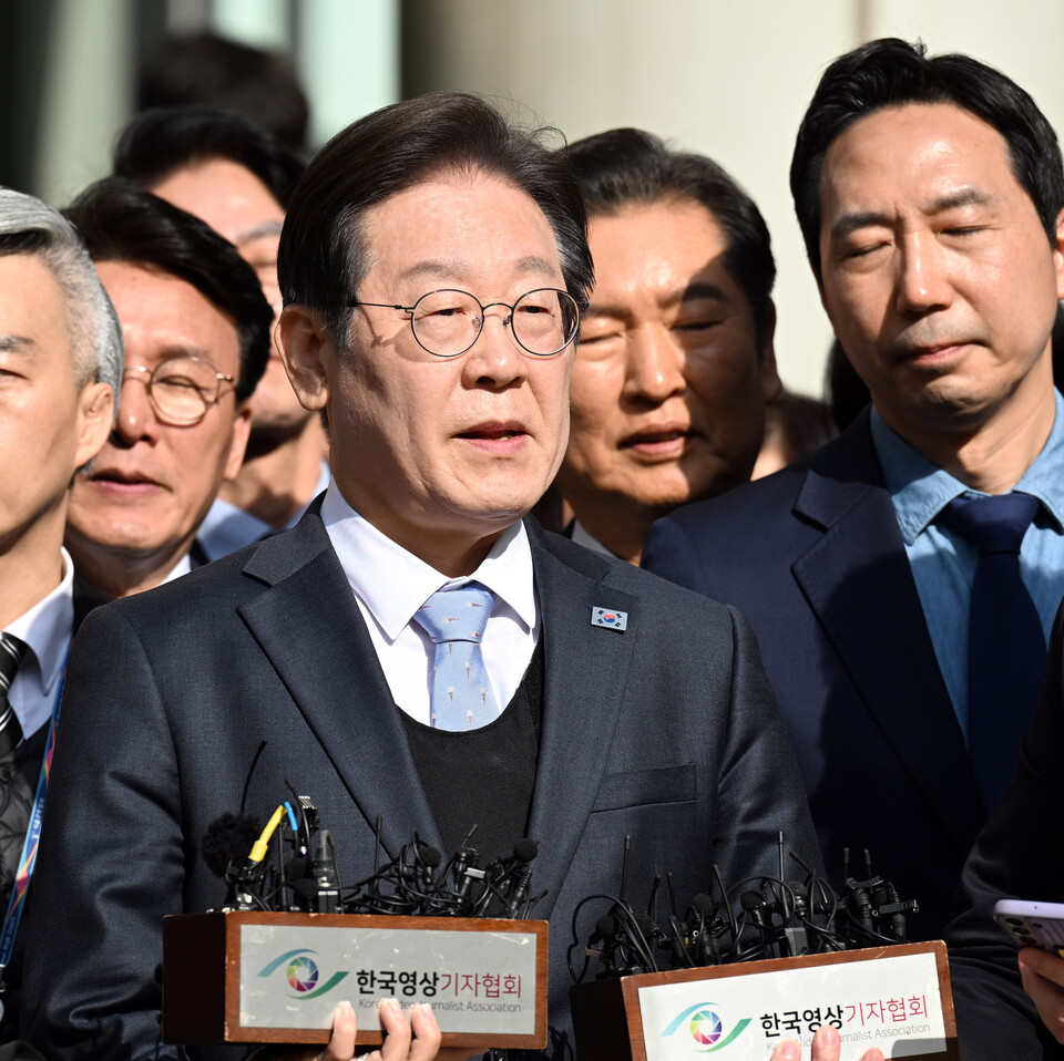 공직선거법 위반 항소심에서 무죄를 선고받은 이재명 더불어민주당 대표가 26일 오후 서울 서초구 서울고등법원에서 열린 공직선거법 위반 혐의 2심 선고 공판을 마친 뒤 입장을 밝히고 있다. (사진=뉴스1)