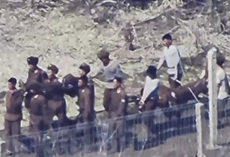 북한군이 동부전선 지뢰폭발 사상자를 들것에 후송하고 있다. (사진제공=합동참모본부)