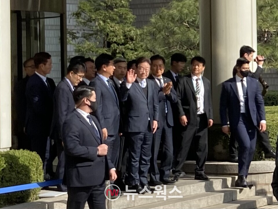 공직선거법 위반 항소심에서 무죄를 선고받은 이재명 더불어민주당 대표가 26일 오후 서울 서초구 서울고등법원에서 열린 공직선거법 위반 혐의 2심 선고 공판을 마친 뒤 지지자들을 향해 손을 흔들고 있다. (사진=정민서 기자)