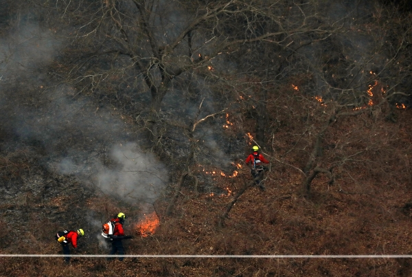 지난 23일 오전 산청군 시천면 일대에서 산림청 항공본부 공중진화대원들이 산불 진화작업을 벌이고 있다. (사진=뉴스1)