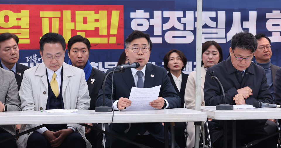 박찬대 더불어민주당 원내대표가 27일 서울 종로구 광화문 앞 민주당 천막당사에서 열린 정책조정회의에서 발언하고 있다. (사진=뉴스1)