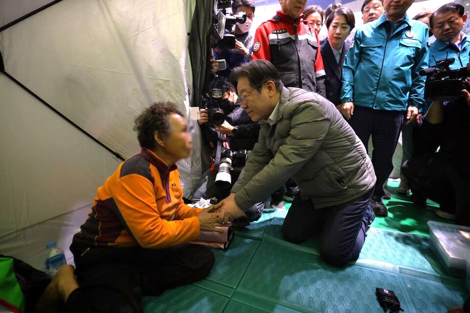 이재명 더불어민주당 대표가 지난 26일 경북 안동체육관에 마련된 산불 이재민 대피소를 방문해 이재민들을 위로하고 있다. (사진제공=민주당)