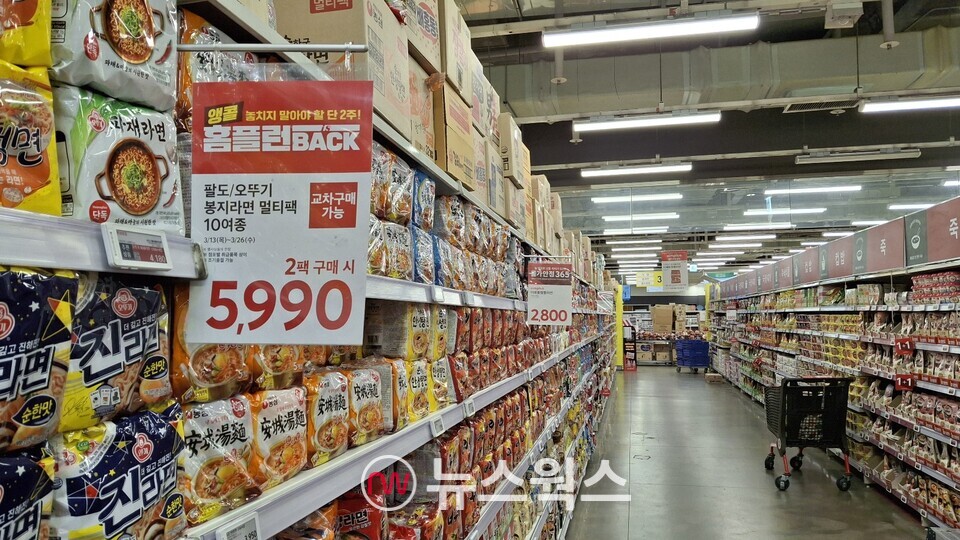 라면 매대는 팔리지 않은 라면으로 빼곡하다. (사진=강석호 기자)