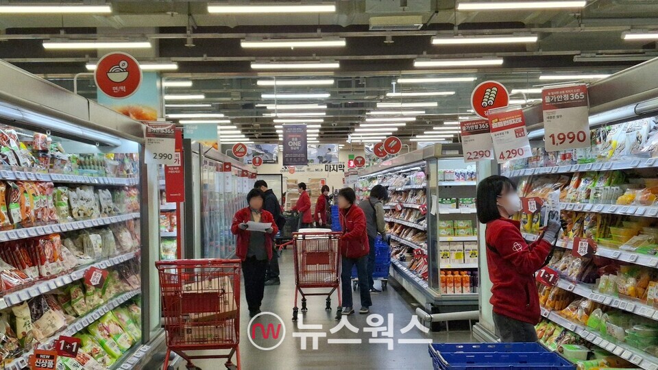 홈플러스의 냉장식품 코너에는 고객보다 직원들이 더 많았다. (사진=강석호 기자)