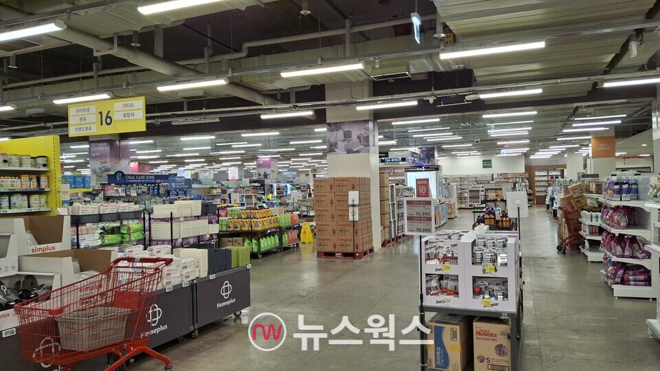 대규모 할인행사 '홈플런' 진행이 무색하게 생활용품을 판매하는 구역이 텅 비었다. (사진=강석호 기자)