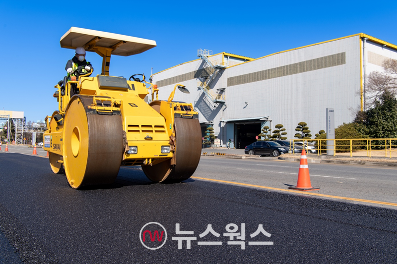 광양제철소에서 제강슬래그를 골재로 활용한 아스팔트 콘크리트로 제철소 내 도로를 포장하고 있는 모습. (사진제공=포스코)