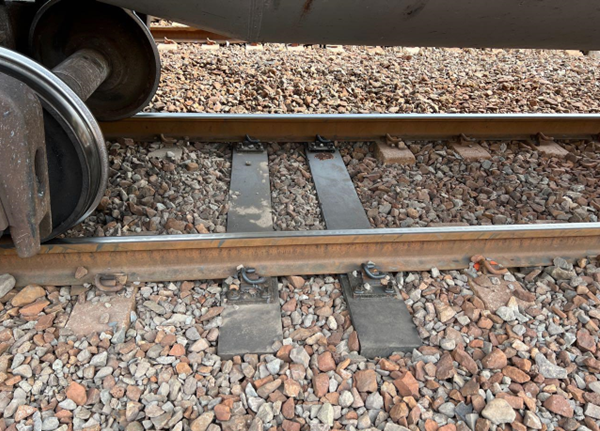 포항제철소 철도 현장에 적용된 슬래그·폐플라스틱 복합재로 만든 슬래스틱 침목. (사진제공=포스코)